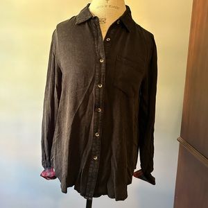 Heme and Thread Women’s buttoned lightweight brushed black rayon shirt.